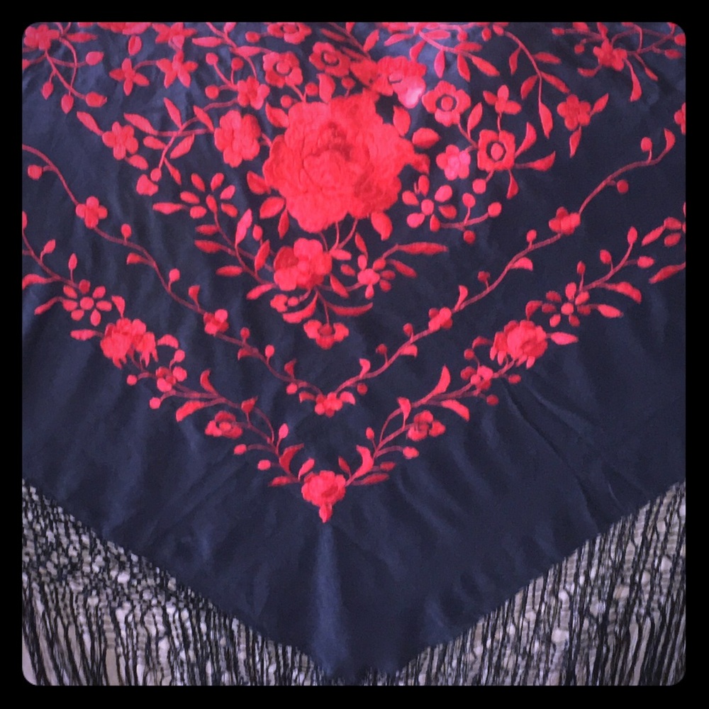 Spanish Piano scarf/wrap (also known as a Mantón)